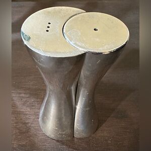 2005 nambe 6283 Karim Rashid “hugging” salt and pepper shakers 6”